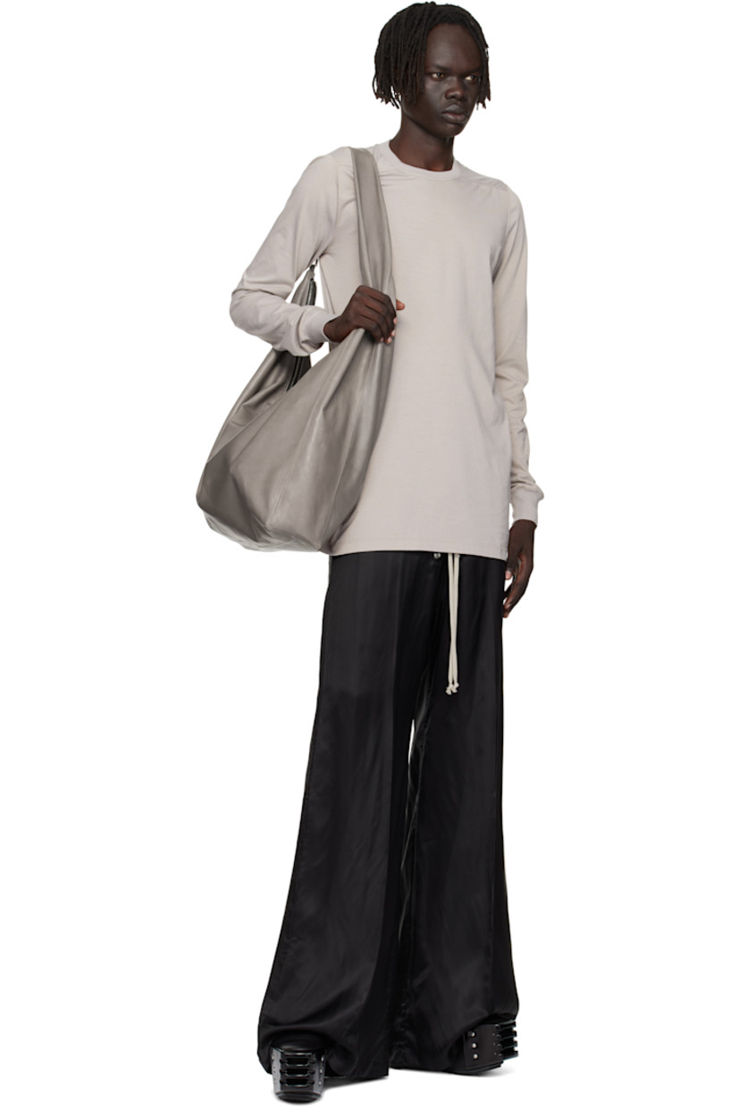 Organic cotton jersey T-shirt.

· GOTS-certified organic cotton
· Rib-knit crewneck and cuffs
· Offset seam at shoulders
· Central seam at back

Supplier color: Pearl