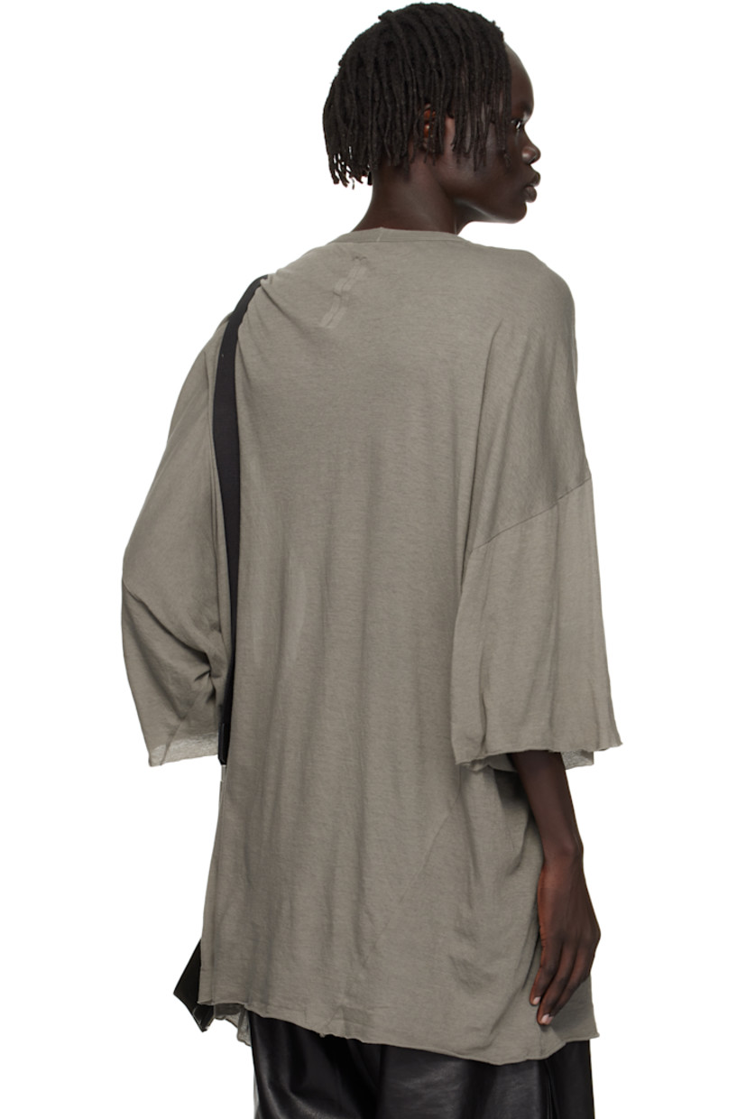 Organic cotton jersey T-shirt.

· GOTS-certified organic cotton
· Rib-knit V-neck
· Raw edge at hem and cuffs
· Twisted side seams
· Offset seam at dropped shoulders

Supplier color: Dust