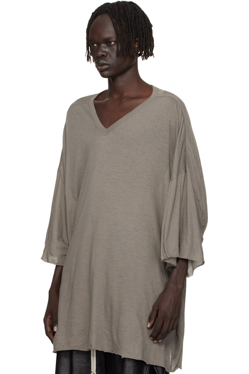 Organic cotton jersey T-shirt.

· GOTS-certified organic cotton
· Rib-knit V-neck
· Raw edge at hem and cuffs
· Twisted side seams
· Offset seam at dropped shoulders

Supplier color: Dust