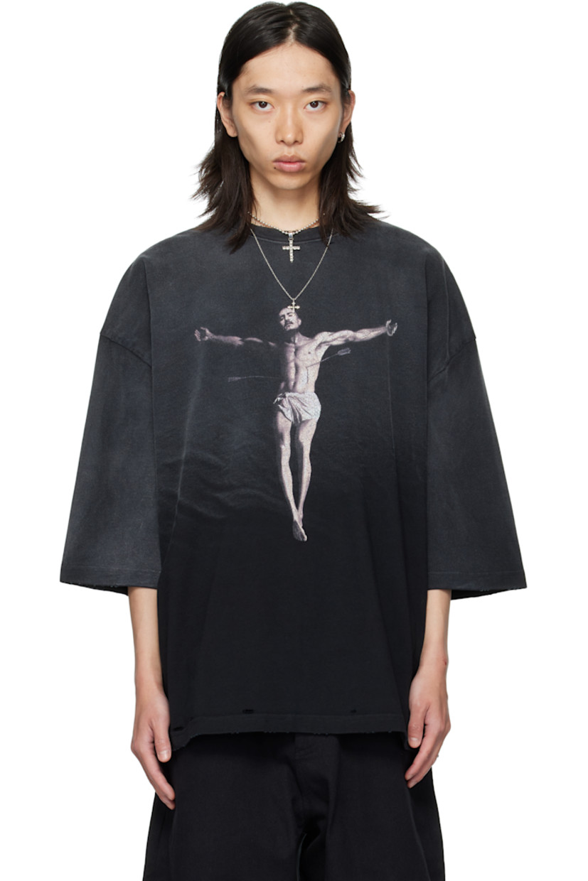 Cotton jersey T-shirt. 

· Fading and subtle distressing throughout 
· Rib-knit crewneck
· Graphic printed at front 
· Dropped shoulders
· Text printed at back

Supplier color: Black