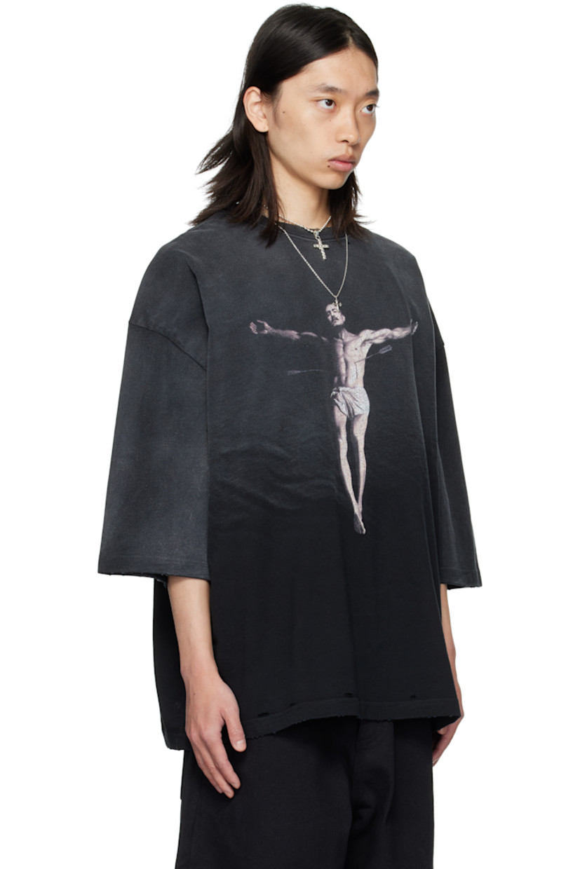 Cotton jersey T-shirt. 

· Fading and subtle distressing throughout 
· Rib-knit crewneck
· Graphic printed at front 
· Dropped shoulders
· Text printed at back

Supplier color: Black