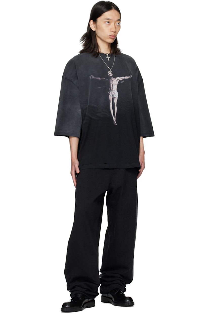Cotton jersey T-shirt. 

· Fading and subtle distressing throughout 
· Rib-knit crewneck
· Graphic printed at front 
· Dropped shoulders
· Text printed at back

Supplier color: Black