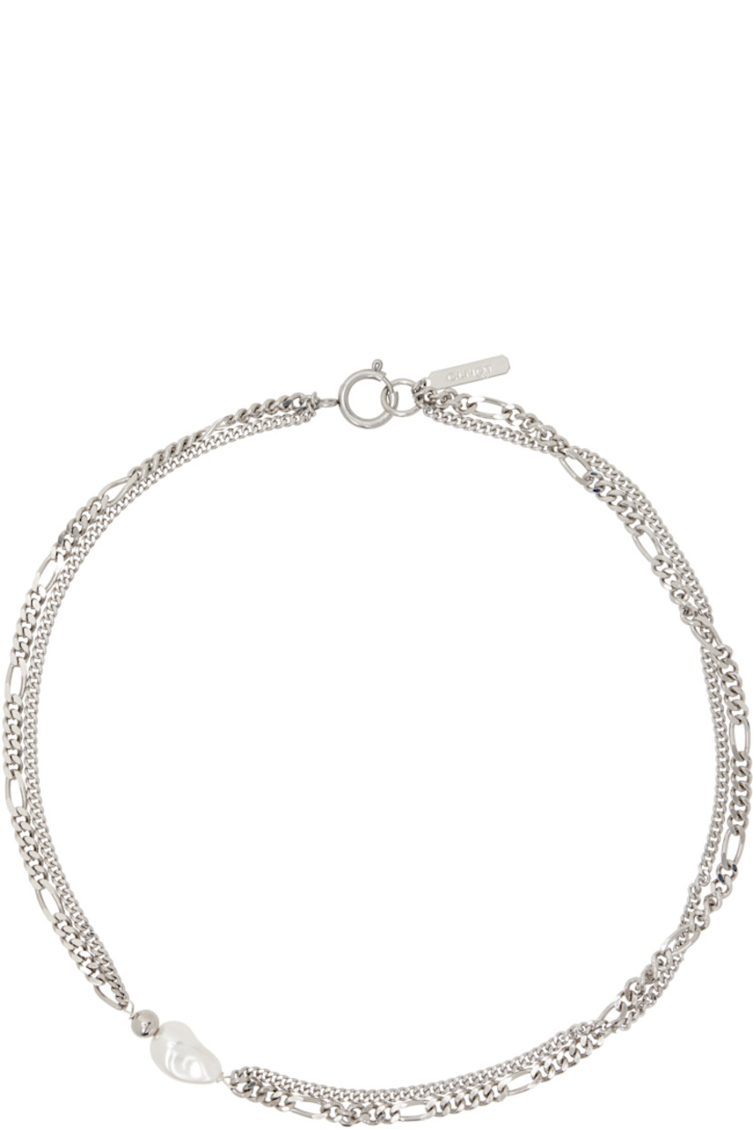 Handcrafted tiered curb chain necklace in palladium-plated brass.

· Faux-pearl at drop
· Logo plaque at adjustable spring-ring fastening 
· L17.5"

Supplier color: Palladium