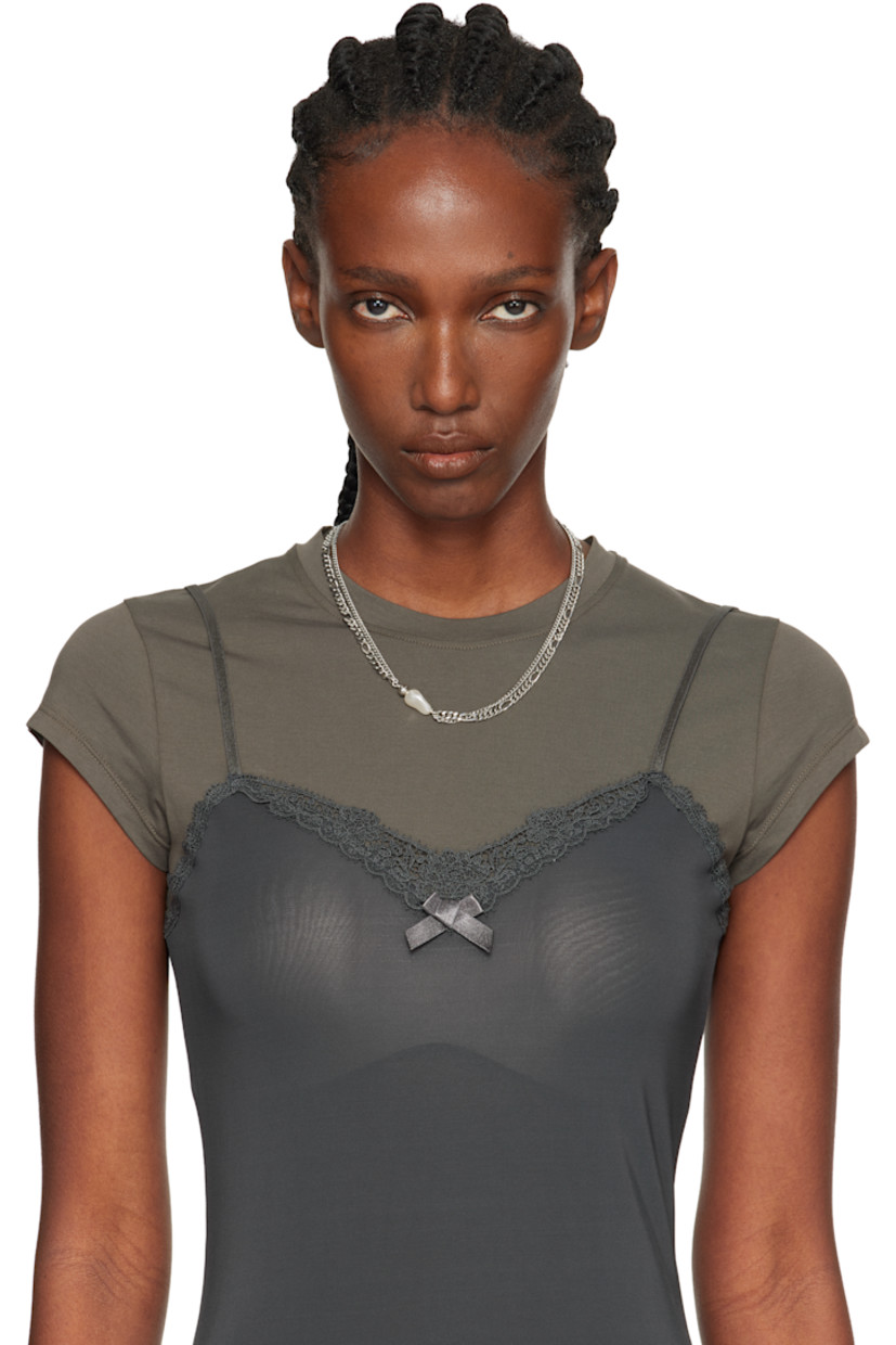Handcrafted tiered curb chain necklace in palladium-plated brass.

· Faux-pearl at drop
· Logo plaque at adjustable spring-ring fastening 
· L17.5"

Supplier color: Palladium