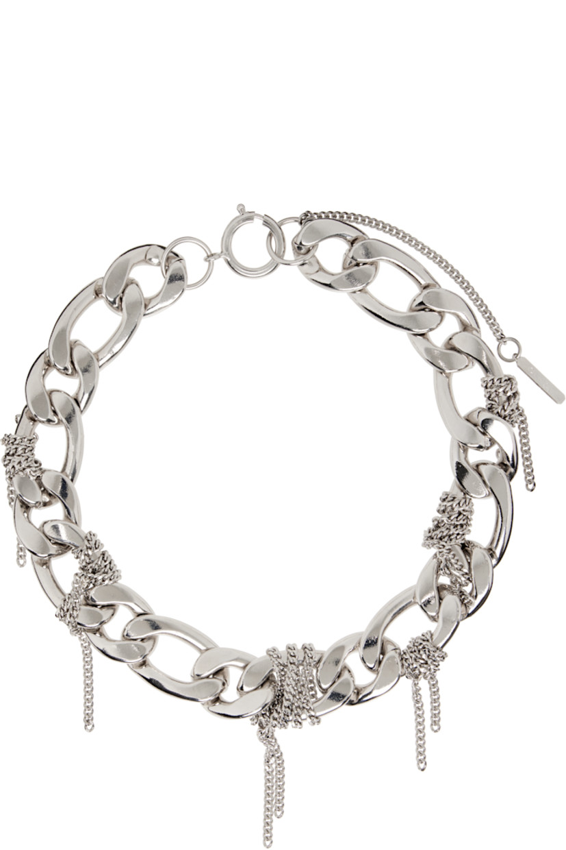 Handcrafted curb chain choker in palladium-plated brass.

· Twisted curb chain detailing throughout
· Logo plaque at adjustable spring-ring fastening 
· L17"

Supplier color: Palladium