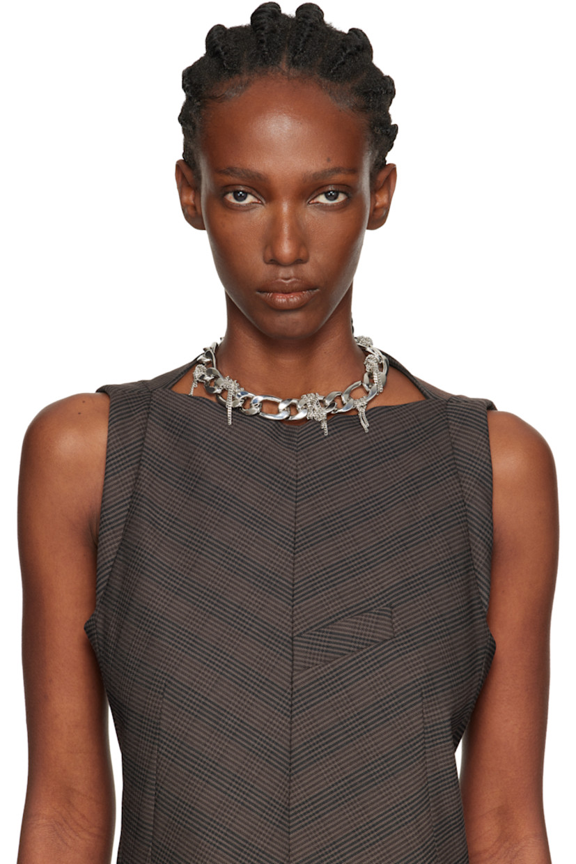 Handcrafted curb chain choker in palladium-plated brass.

· Twisted curb chain detailing throughout
· Logo plaque at adjustable spring-ring fastening 
· L17"

Supplier color: Palladium