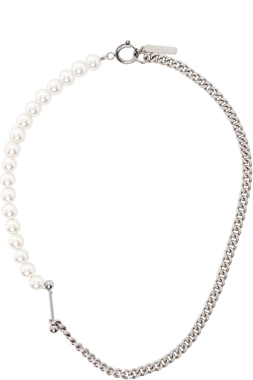 Handcrafted curb chain necklace in palladium-plated brass.

· Bar charm at front
· Faux-pearls at length
· Logo plaque at spring-ring fastening 
· L17"

Supplier color: Palladium