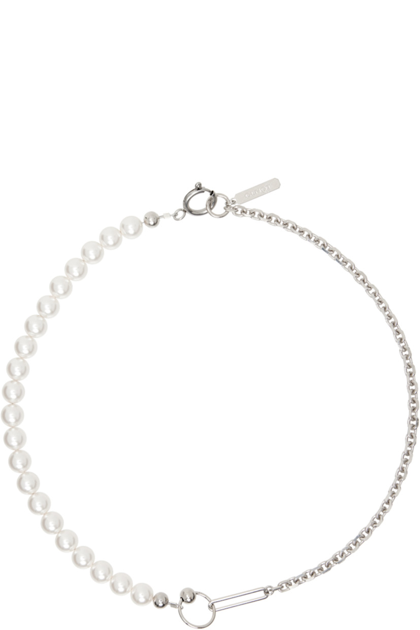 Handcrafted cable chain necklace in palladium-plated brass.

· Beaded faux-pearls and charms at length
· Logo plaque at spring-ring fastening
· L16.5"

Supplier color: Palladium