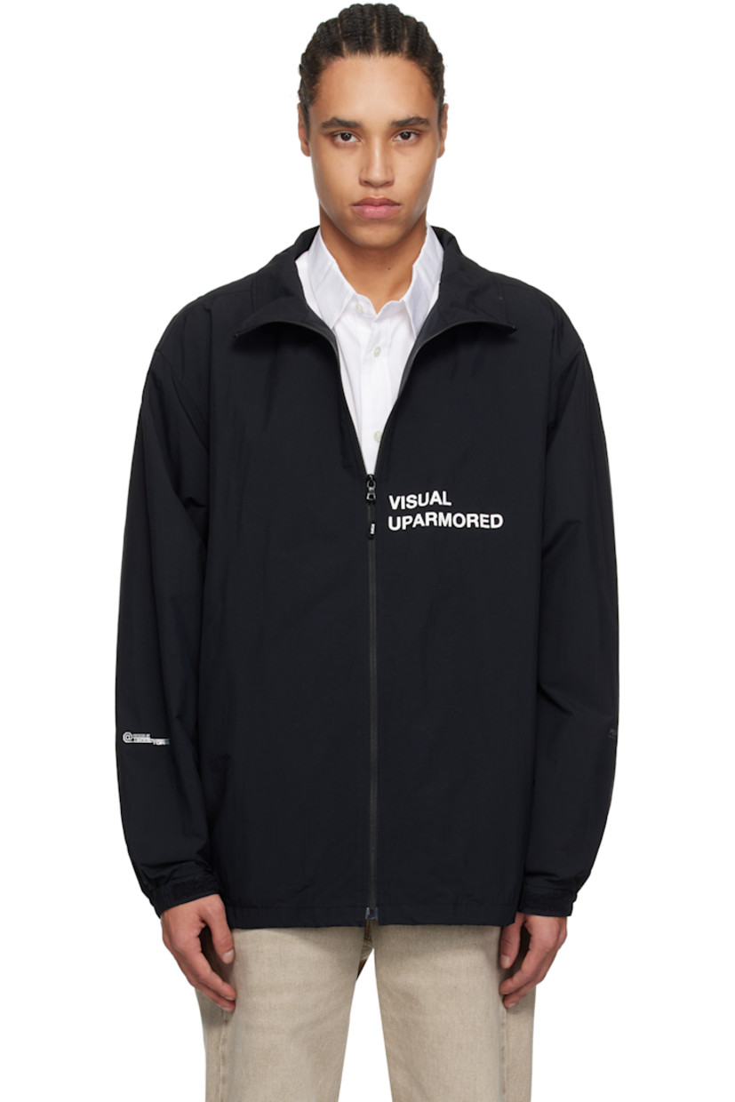 Waterproof PERTEX® UNLIMITED nylon taffeta jacket.

· Logo printed at stand collar
· Zip closure
· Text printed at chest and sleeves
· Zip pockets
· Concealed bungee-style drawstring at hem
· Dropped shoulders
· Velcro tab at elasticized cuffs
· Logo flag at back collar
· Full mesh lining

Supplier color: Black