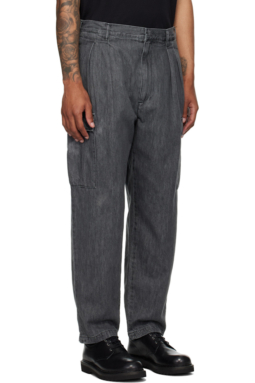 9 oz non-stretch denim cargo pants. 

· Fading throughout
· Wide-leg and tapered
· Belt loops
· Four-pocket styling
· Zip fly
· Pleats at front
· Cargo pocket at outseams
· Logo patch at outseam
· Logo flags at back

Supplier color: Black