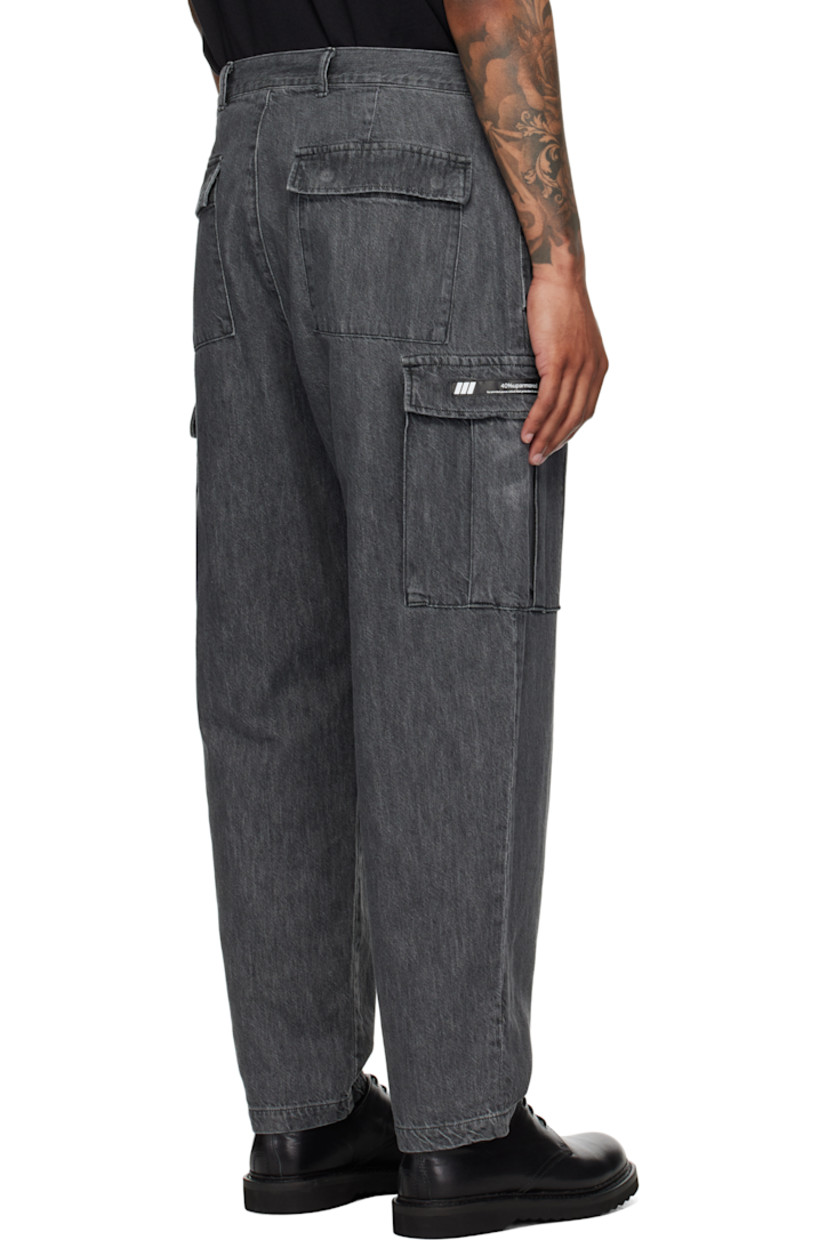 9 oz non-stretch denim cargo pants. 

· Fading throughout
· Wide-leg and tapered
· Belt loops
· Four-pocket styling
· Zip fly
· Pleats at front
· Cargo pocket at outseams
· Logo patch at outseam
· Logo flags at back

Supplier color: Black