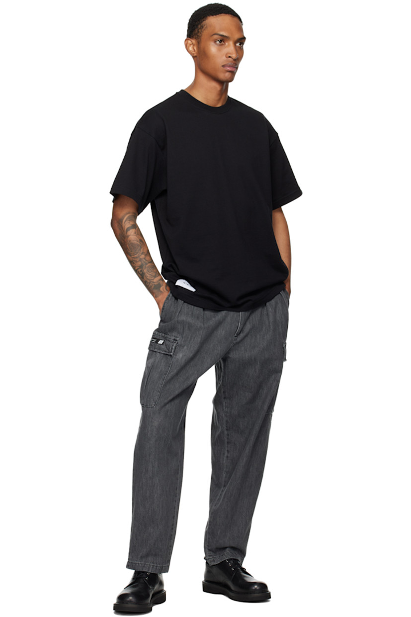 9 oz non-stretch denim cargo pants. 

· Fading throughout
· Wide-leg and tapered
· Belt loops
· Four-pocket styling
· Zip fly
· Pleats at front
· Cargo pocket at outseams
· Logo patch at outseam
· Logo flags at back

Supplier color: Black