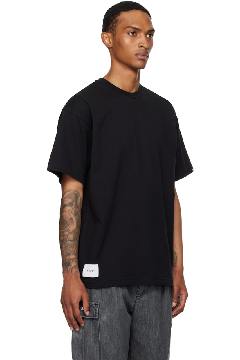 Cotton jersey T-shirt.

· Rib-knit crewneck
· Logo patch at front
· Logo flag at cuff
· Logo embroidered at back

Supplier color: Black