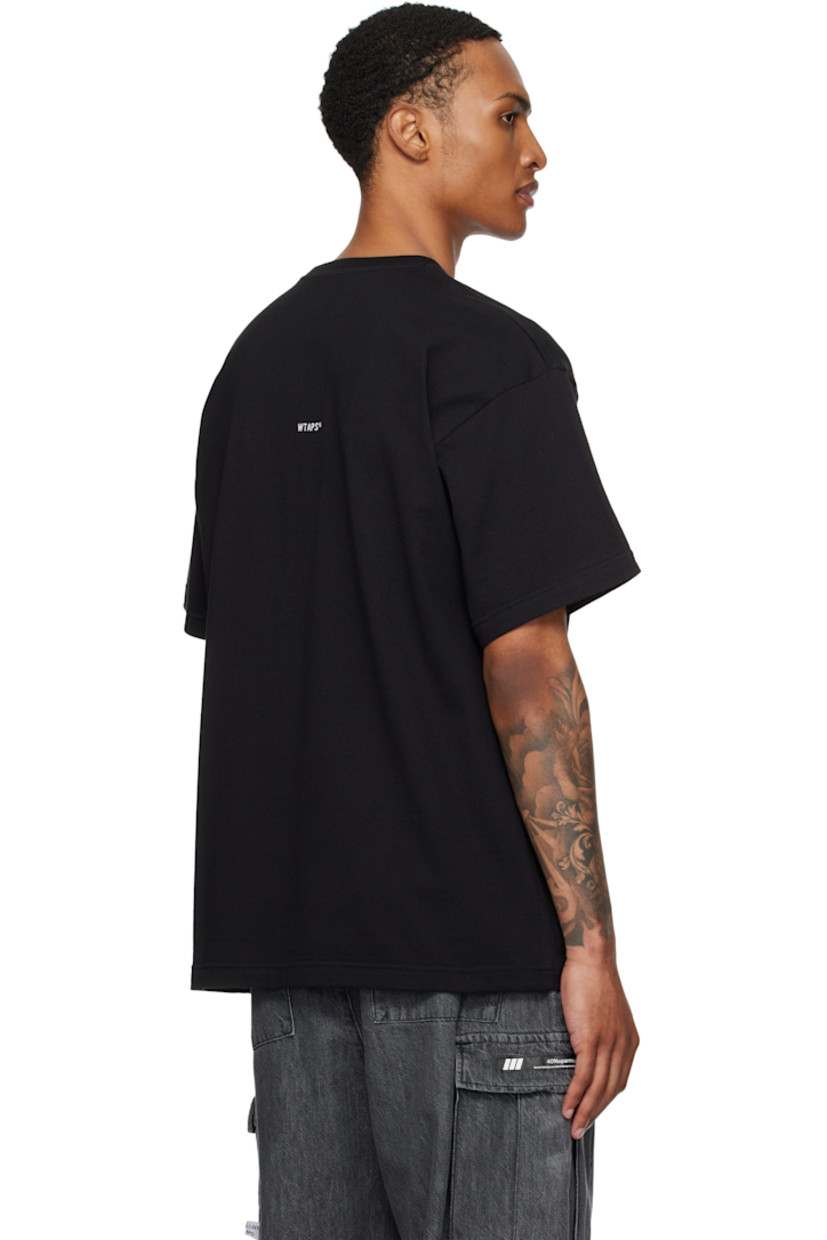 Cotton jersey T-shirt.

· Rib-knit crewneck
· Logo patch at front
· Logo flag at cuff
· Logo embroidered at back

Supplier color: Black