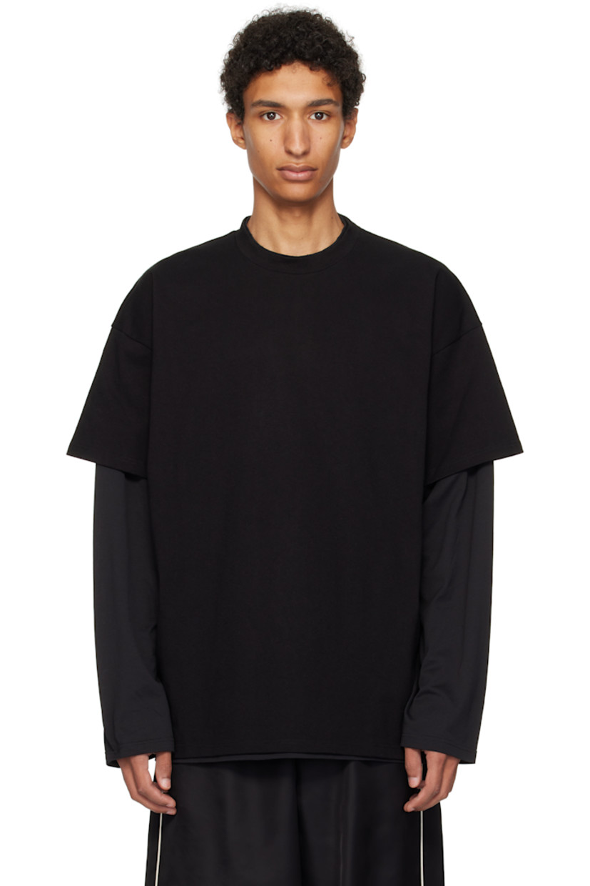 Cotton jersey T-shirt. 

· Rib-knit crewneck
· Dropped shoulders
· Layered sleeves
· Logo and text printed at back

Supplier color: Black