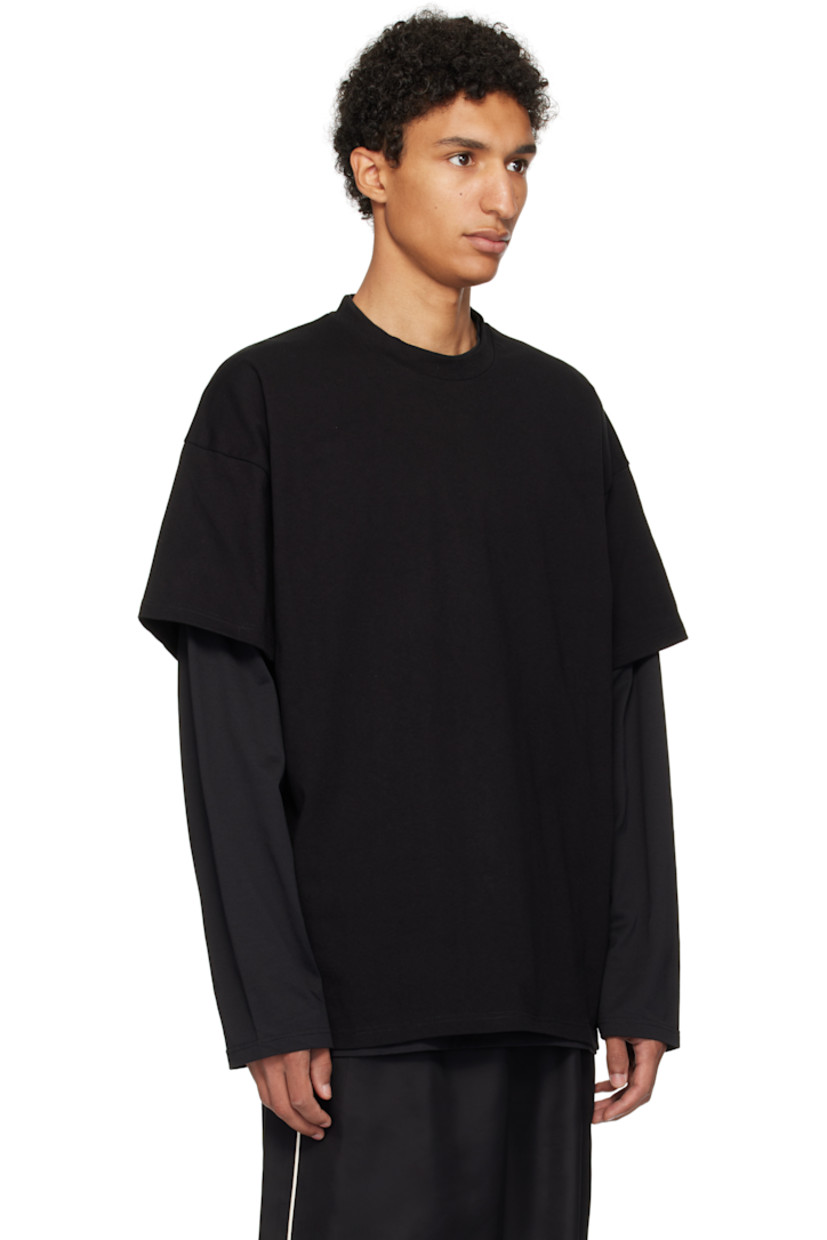 Cotton jersey T-shirt. 

· Rib-knit crewneck
· Dropped shoulders
· Layered sleeves
· Logo and text printed at back

Supplier color: Black
