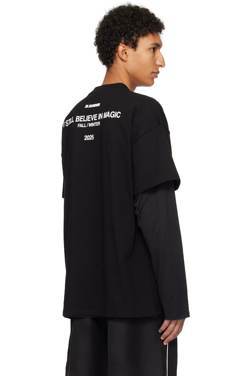 Cotton jersey T-shirt. 

· Rib-knit crewneck
· Dropped shoulders
· Layered sleeves
· Logo and text printed at back

Supplier color: Black