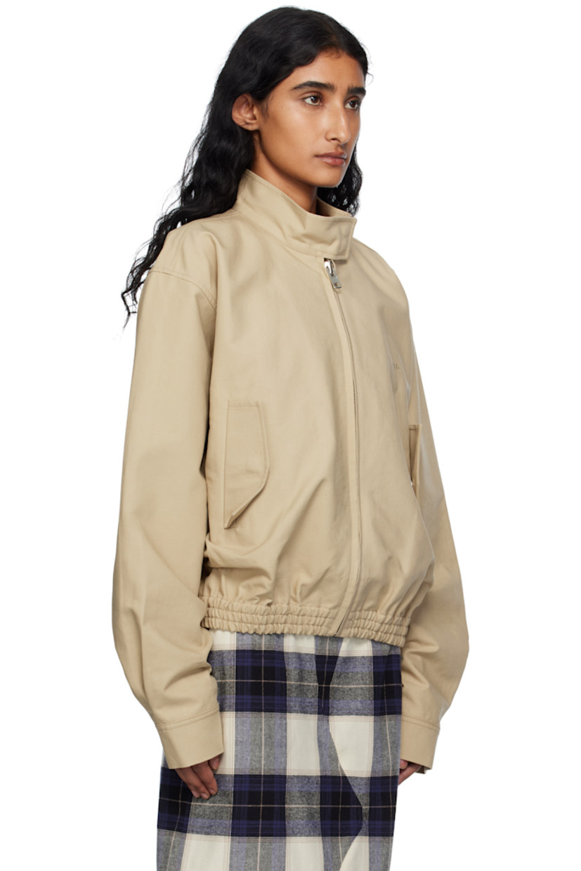 Cotton broadcloth jacket.

· Press-stud fastening at stand collar
· Zip closure
· Text embroidered at front
· Flap pockets
· Elasticized hem
· Buttoned barrel cuffs

Supplier color: Bg