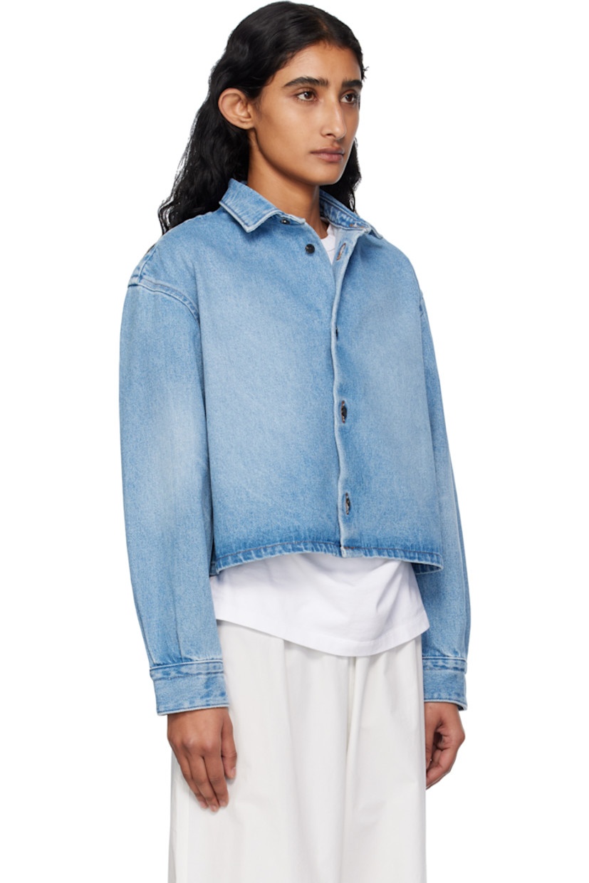 Non-stretch denim shirt.

· Fading throughout
· Spread collar
· Button closure
· Cropped hem
· Buttoned barrel cuffs
· Box pleat at back yoke
· Contrast stitching in tan

Supplier color: Light blue
