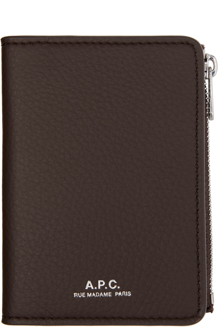 Grained leather bifold card holder. 

· Logo stamp at face
· Four card slots 
· Zip coin compartment
· Twill lining
· H4" x W3" x D0.75"

Supplier color: Tonka