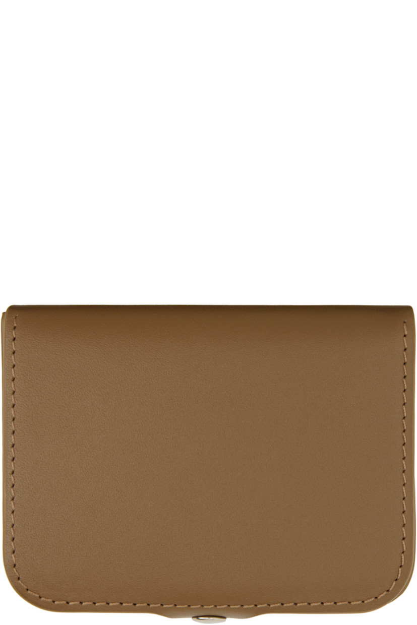 Vegetable-tanned buffed leather wallet.

· Logo stamp at face
· Press-stud closure
· Five card slots
· Coin compartment
· Plain-woven lining
· H3" x W4" x D0.75"

Supplier color: Soil