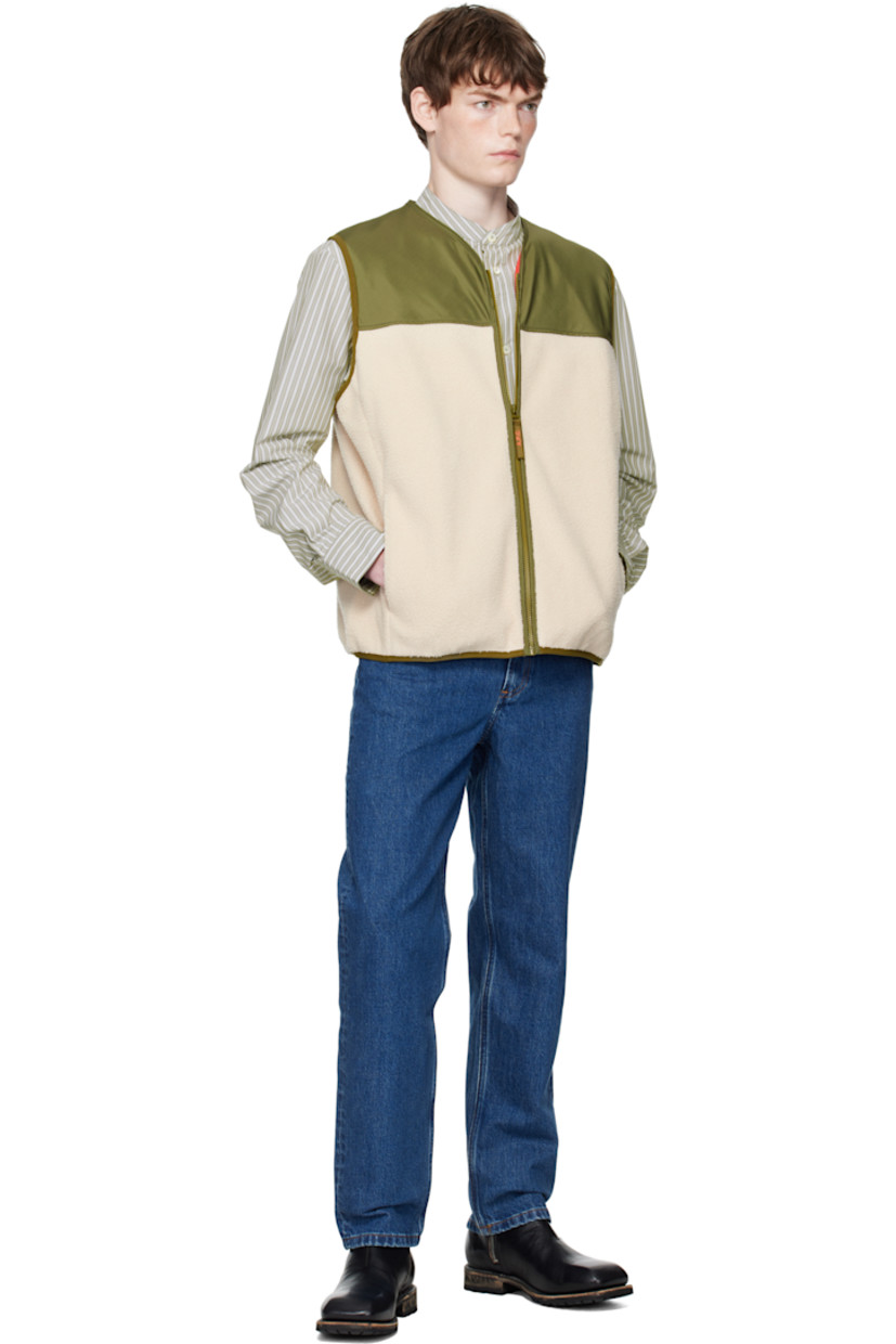 Taffeta and fleece vest.

· Paneled construction
· V-neck
· Zip closure
· Seam pockets
· Elasticized hem and armscyes
· Partial mesh lining

Supplier color: Off white