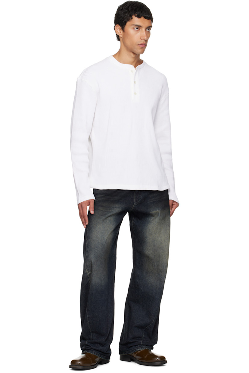 Non-stretch denim jeans.

· Fading and whiskering throughout
· Loose-fit
· Belt loops
· Four-pocket styling
· Zip fly
· Twisted outseams
· Contrast stitching in tan

Supplier color: Washed navy