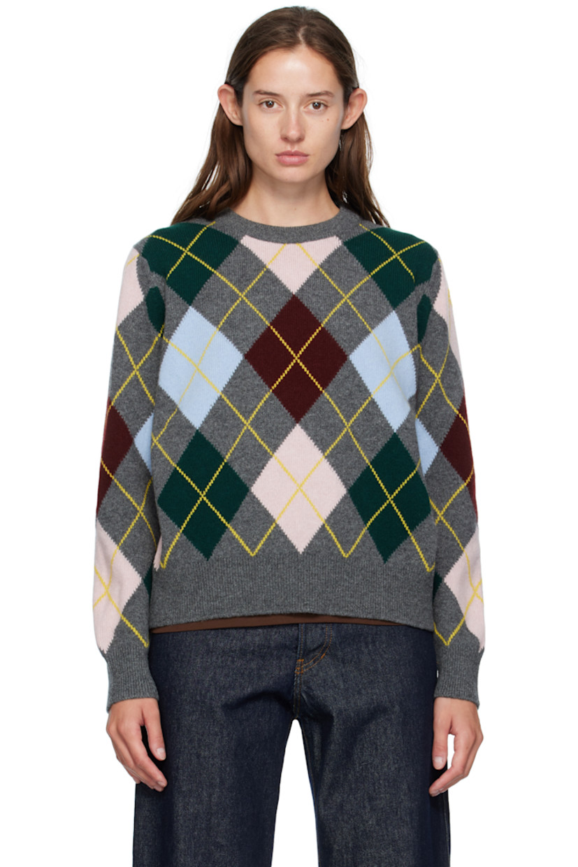 Knit RWS-certified Geelong lambswool sweater.

· Fully fashioned construction
· Intarsia argyle pattern throughout
· Rib-knit crewneck, hem, and cuffs

Supplier color: Derby Grey with Pink