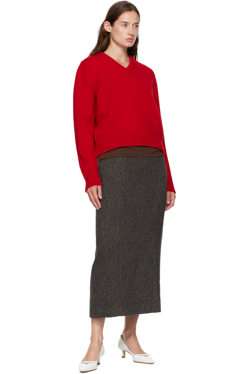 Handcrafted knit Geelong lambswool sweater. Rib-knit V-neck, hem, and cuffs.

Supplier color: Ruby red