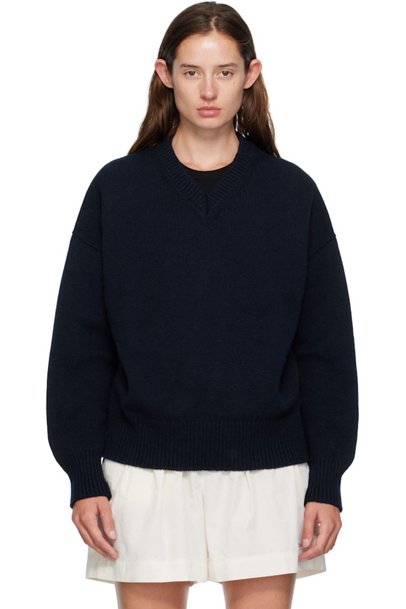 5-gauge knit virgin wool sweater.

· RWS-certified virgin wool
· Fully fashioned construction
· Rib-knit V-neck, hem, and cuffs
· Dropped shoulders

Supplier color: Navy