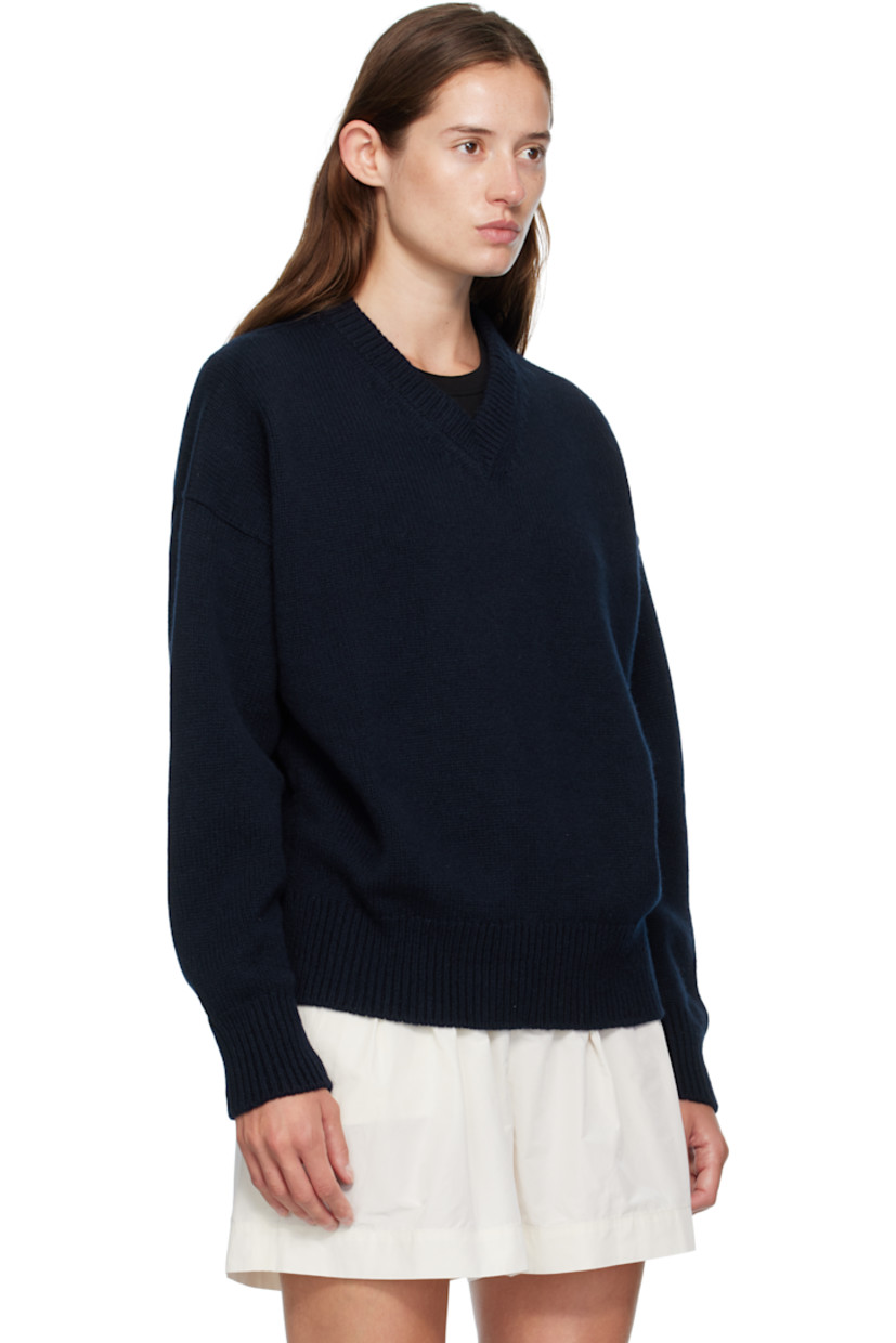 5-gauge knit virgin wool sweater.

· RWS-certified virgin wool
· Fully fashioned construction
· Rib-knit V-neck, hem, and cuffs
· Dropped shoulders

Supplier color: Navy