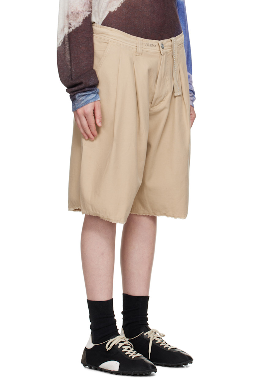 Cotton twill shorts.

· Concealed drawstring and printed text at waistband
· Belt loops
· Four-pocket styling
· Zip fly
· Pleats at front
· Frayed edge at cuffs
· Logo patch at back pocket

Supplier color: Cream