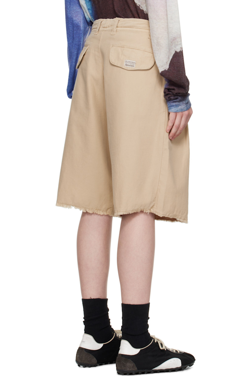 Cotton twill shorts.

· Concealed drawstring and printed text at waistband
· Belt loops
· Four-pocket styling
· Zip fly
· Pleats at front
· Frayed edge at cuffs
· Logo patch at back pocket

Supplier color: Cream