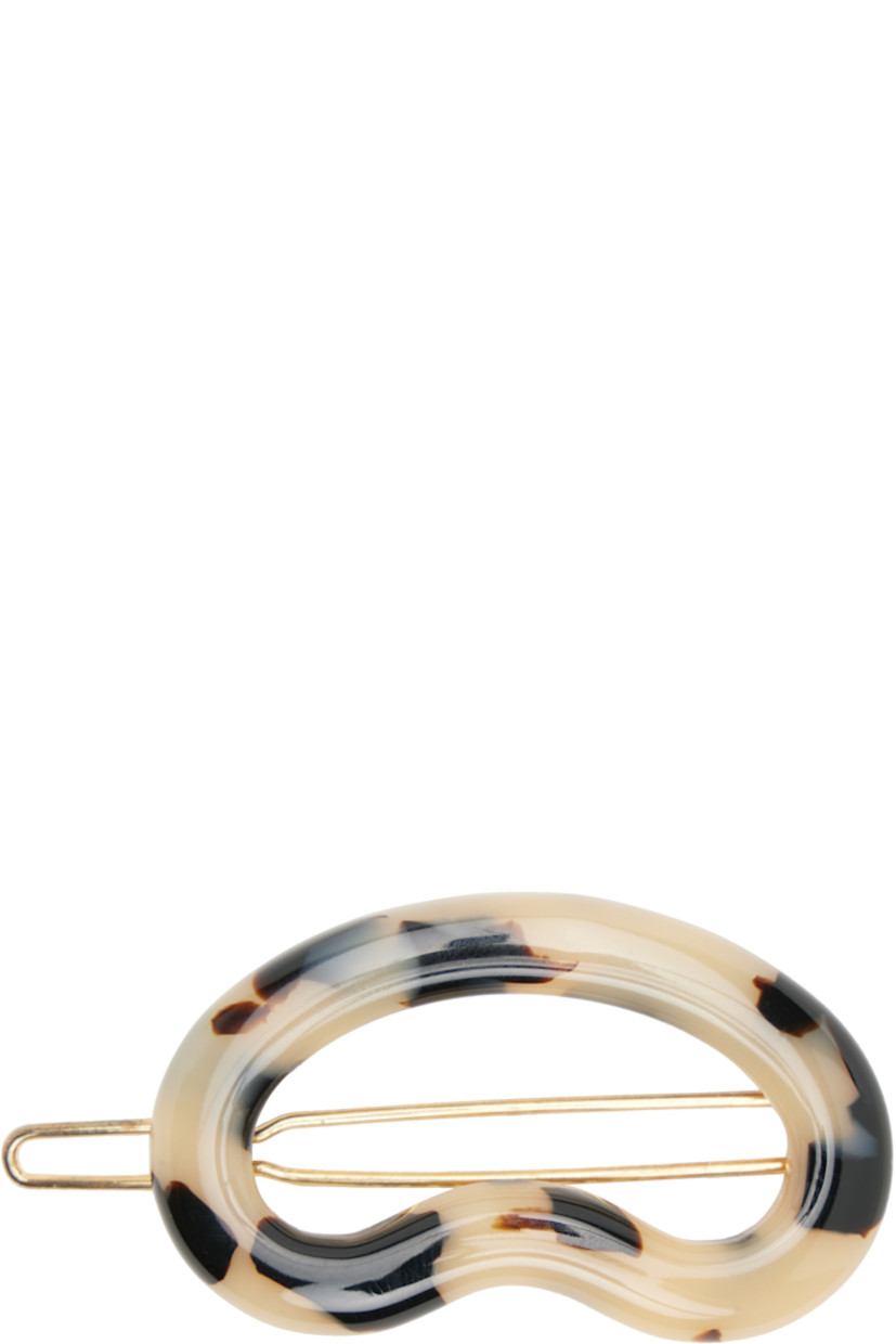 Tortoiseshell acetate hair clip.

· Hinged-clip fastening
· Logo at back face
· H1" x W2"

Supplier color: Dalmation