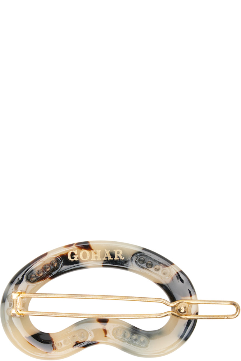 Tortoiseshell acetate hair clip.

· Hinged-clip fastening
· Logo at back face
· H1" x W2"

Supplier color: Dalmation