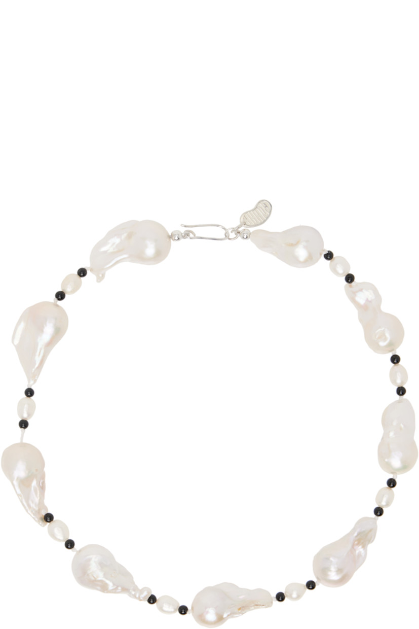 Beaded baroque pearl and onyx stone necklace.

· Hand-knotted silk thread
· Logo plaque at hook fastening
· Sterling silver hardware
· L15"

Part of the Gohar World Table VII collection.

Supplier color: White/Onyx