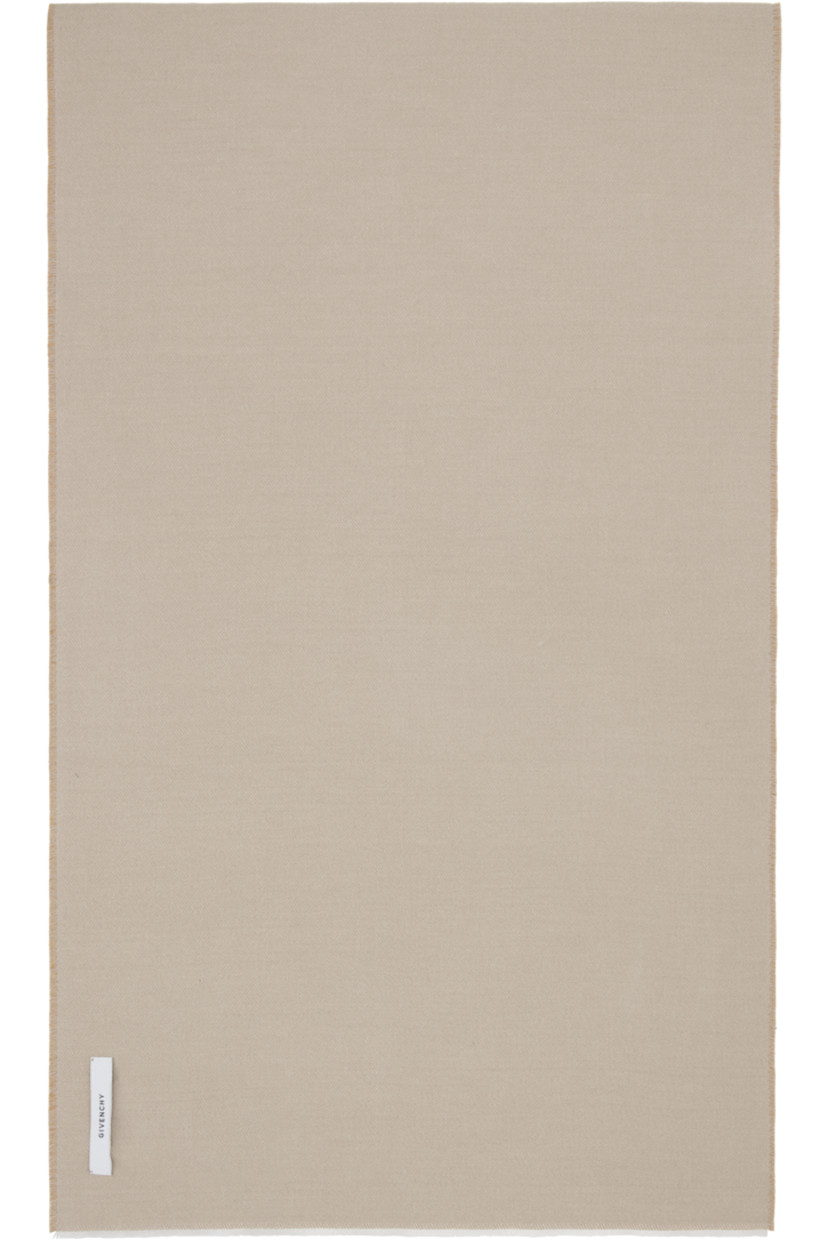Rectangular silk flannel scarf.

· Jacquard logo at face and back face
· L70" x W14"

Supplier color: Beige camel/Beige