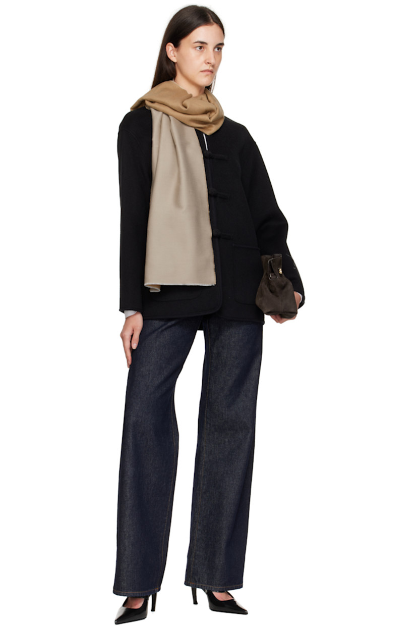 Rectangular silk flannel scarf.

· Jacquard logo at face and back face
· L70" x W14"

Supplier color: Beige camel/Beige