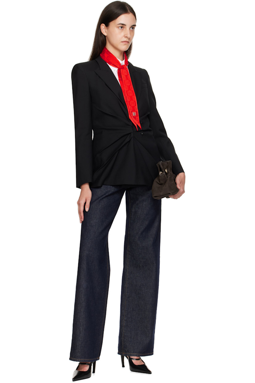 Rectangular silk crêpe skinny scarf.

· Jacquard logo pattern throughout
· Logo hardware at end
· L47" x W2"

Supplier color: Vermillon