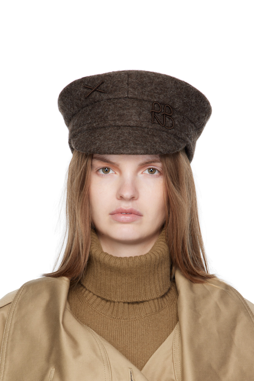 Handcrafted brushed felt cap.

· Graphic and logo appliqué at face 
· Curved brim
· Cotton twill lining

Supplier color: Brown