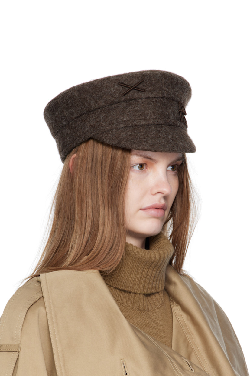 Handcrafted brushed felt cap.

· Graphic and logo appliqué at face 
· Curved brim
· Cotton twill lining

Supplier color: Brown