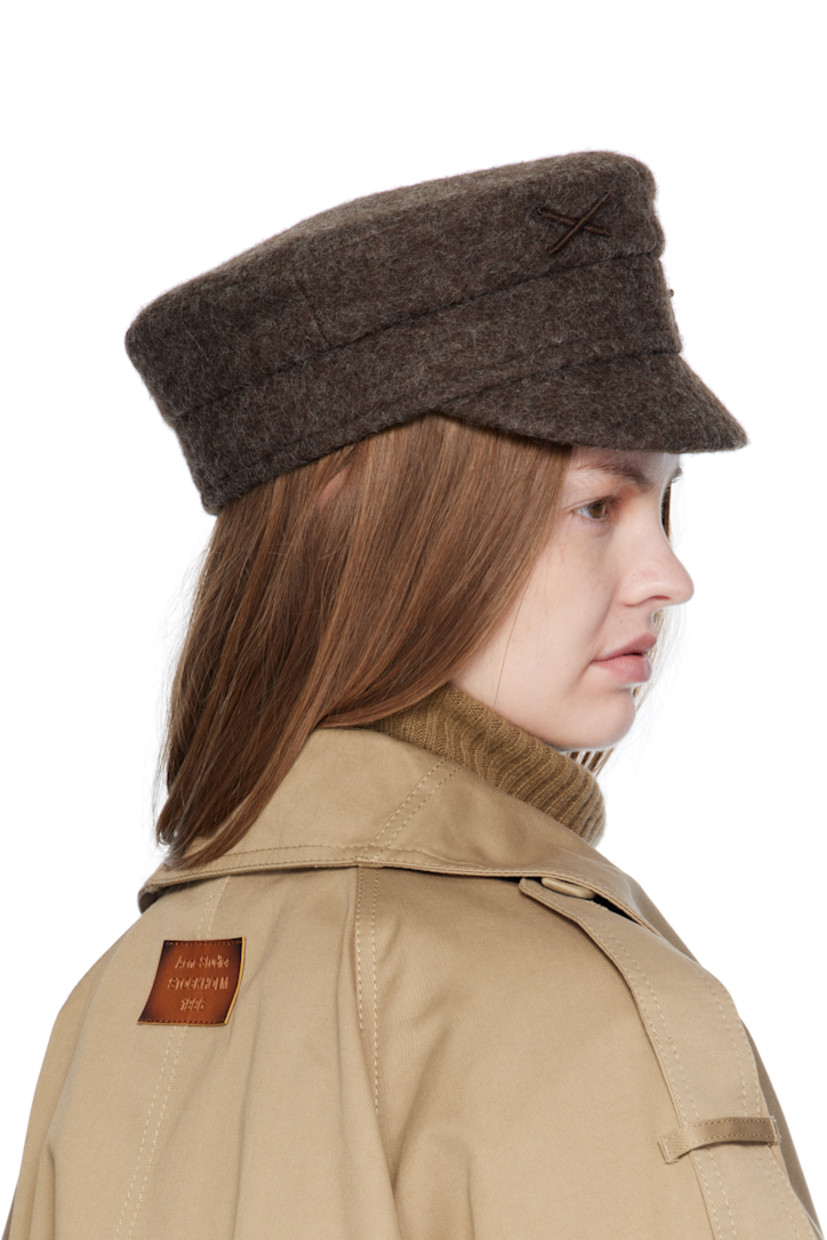 Handcrafted brushed felt cap.

· Graphic and logo appliqué at face 
· Curved brim
· Cotton twill lining

Supplier color: Brown