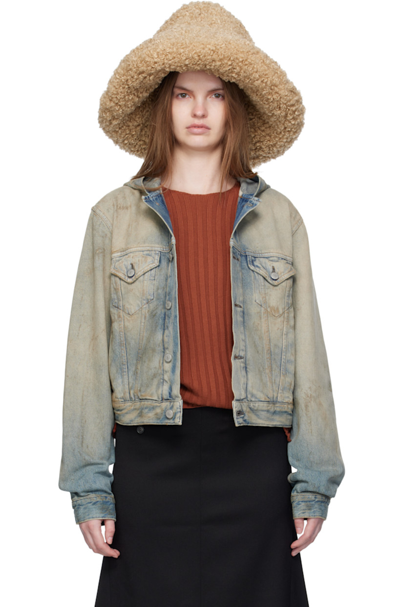 Padded sherpa fleece hat.

· Logo appliqué at face
· Cotton twill lining

Supplier color: Beige