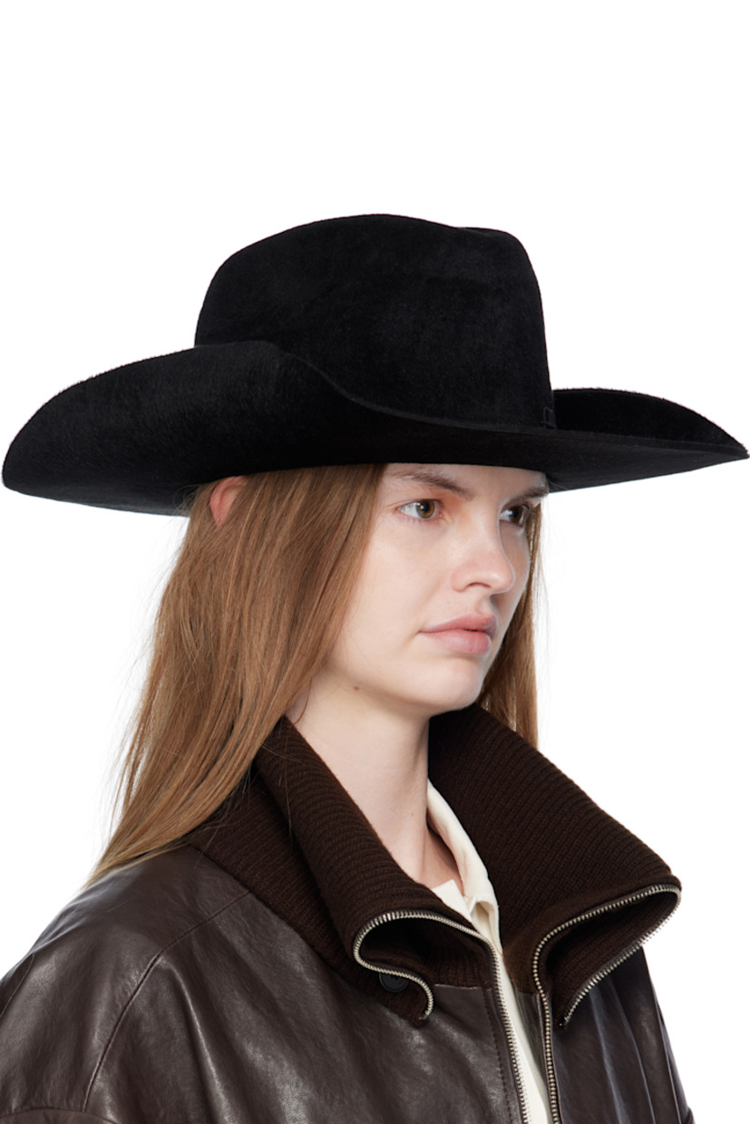 Rigid felt fedora.

· Curved brim
· Logo appliqué at face
· Grosgrain browband
· Unlined

Supplier color: Black