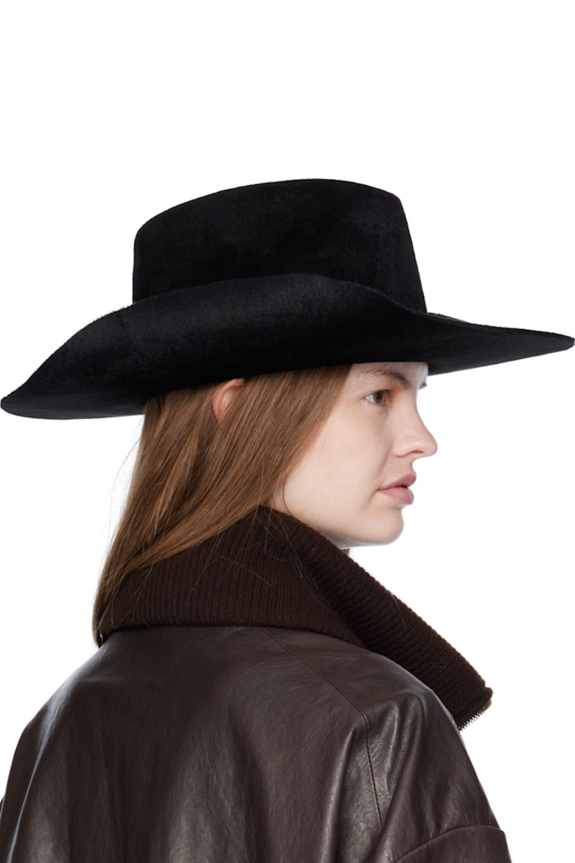 Rigid felt fedora.

· Curved brim
· Logo appliqué at face
· Grosgrain browband
· Unlined

Supplier color: Black