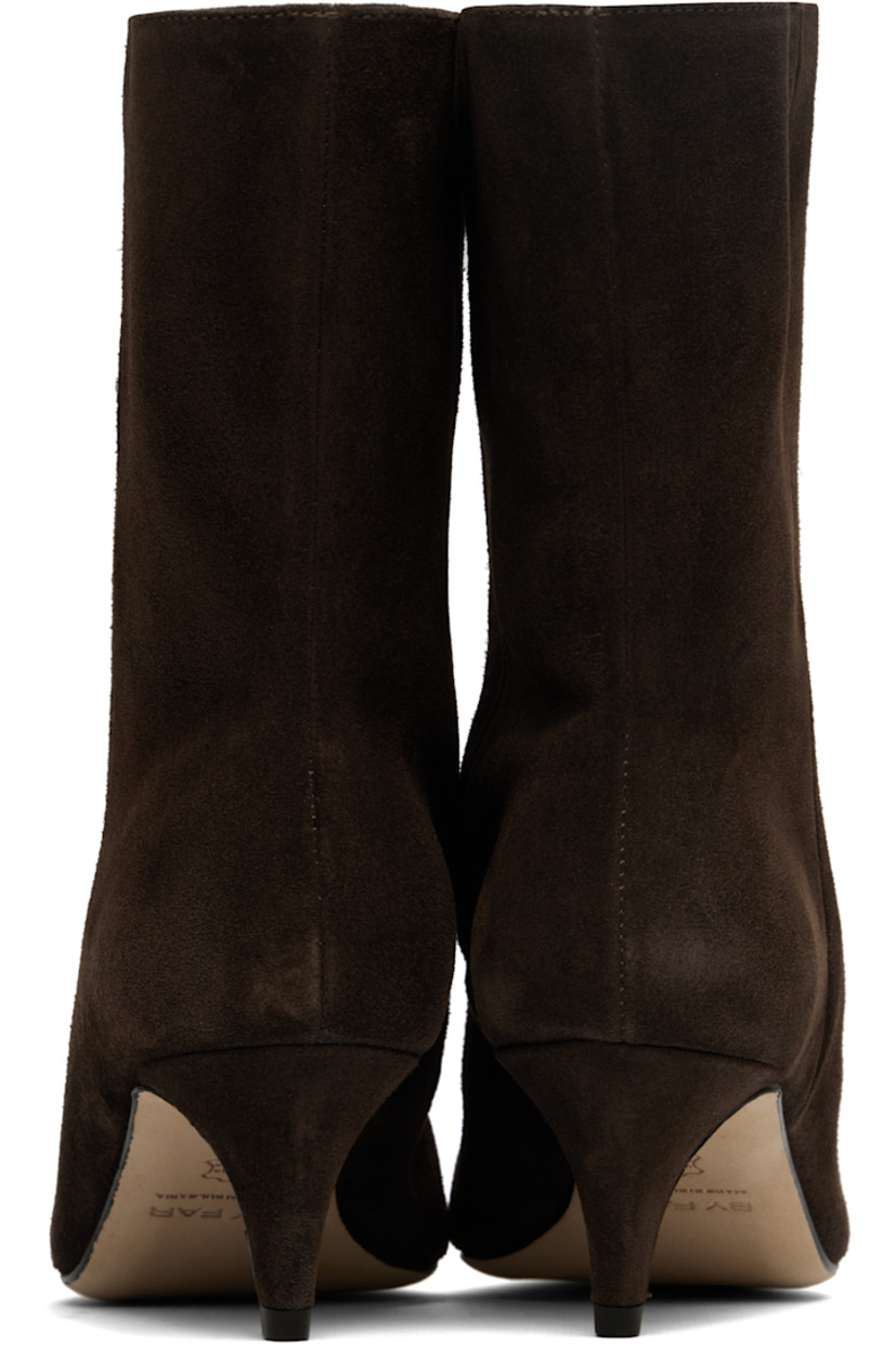 Ankle-high suede boots.

· Pointed toe
· Covered kitten heel with rubber injection
· Nubuck sole
· Heel: H2.25"

Supplier color: Ristretto
