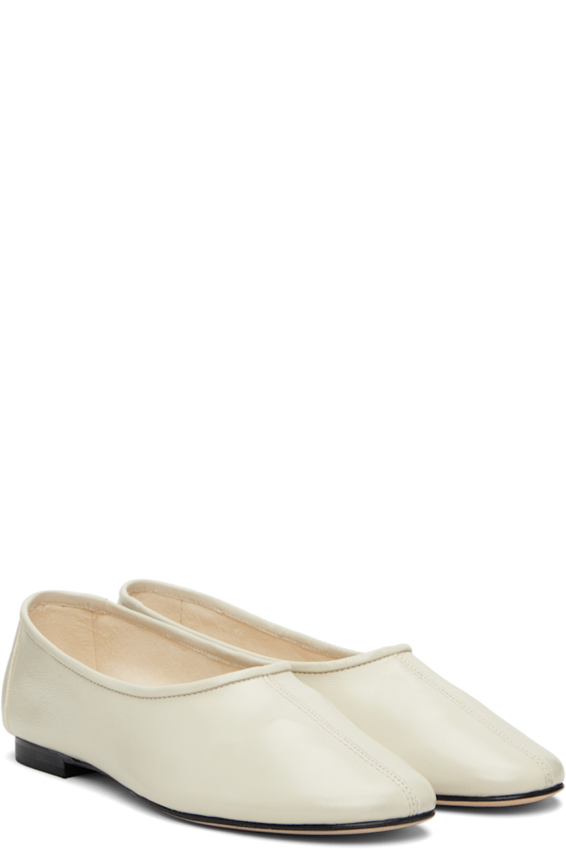 Creased lambskin ballerina flats.

· LWG-certified lambskin
· Central seam at vamp
· Suede lining
· Stacked leather heel with rubber injection
· Nubuck sole

Supplier color: Limewash