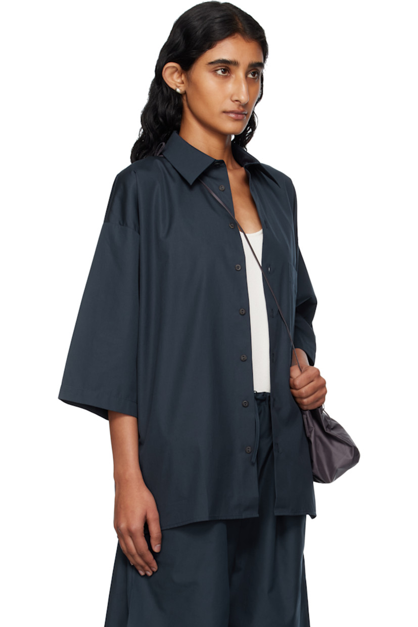 Cotton poplin shirt.

· Spread collar
· Button closure
· Patch pocket at chest
· Dropped shoulders
· Horn hardware

Supplier color: Dark navy