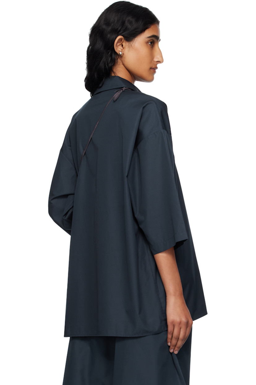 Cotton poplin shirt.

· Spread collar
· Button closure
· Patch pocket at chest
· Dropped shoulders
· Horn hardware

Supplier color: Dark navy