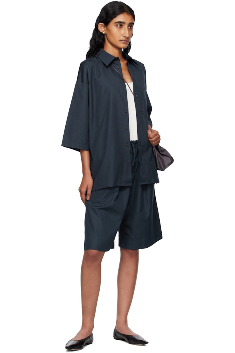 Cotton poplin shirt.

· Spread collar
· Button closure
· Patch pocket at chest
· Dropped shoulders
· Horn hardware

Supplier color: Dark navy